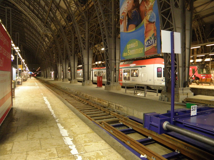 Una de las v�as sin trenes ni viajeros.  Al lado un tren de cercan�as