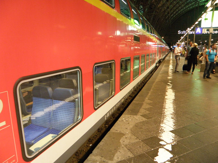 La noche y los especiales reflejos del tren y las luminarias en el and�n