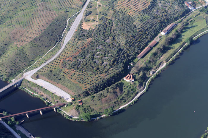 El puente internacional y la estacion  portuguesa de Barca de Alba, con sus dep�sitos de material m�vil. A la izquierda el moderno puente de carretera deVega Terr�n