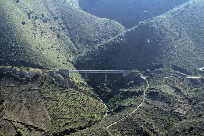 Puente del Arroyo de los Poyos, de 134 metros de longitud y dos pilas de celos�a met�lica