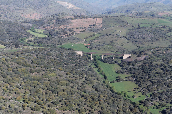 Viaducto del Arroyo de Froya, a poca distancia de la estaci�n fronteriza espa�ola de La Fregeneda