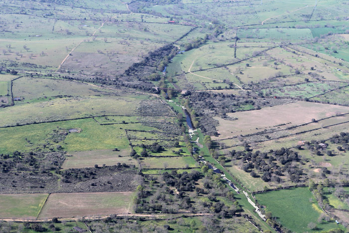 Peque�o viaducto de 60 metros en dos tramos met�licos cruzando el arroyo de Camaces,en el Km 39,6