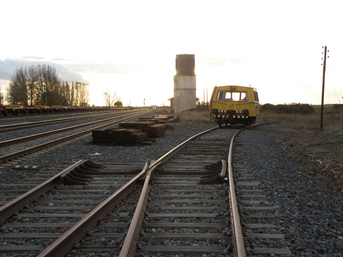 Una dresina varada en los primeros metros de la l�nea de La Fregeneda. Este veh�culo ha realizado los �tlimos viajes de exploraci�n por esta l�nea cerrada.
