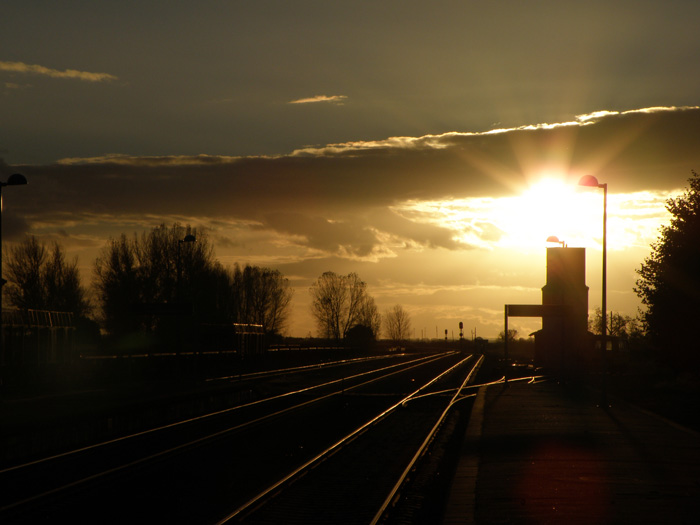 Atardecer en la estaci�n de La Fuente de San Esteban. 