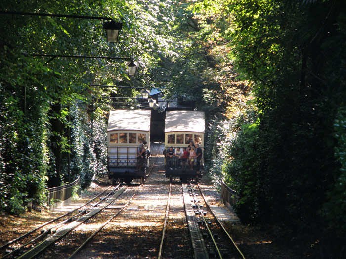 Cruce de las dos unidades del funicular en el punto medio del recorrido