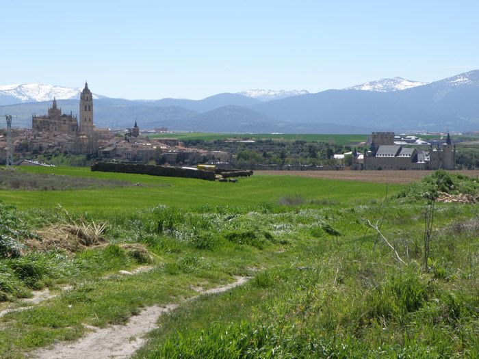 Vista de la catedral y el Alc�zar de Segovia  desde el comedor. 