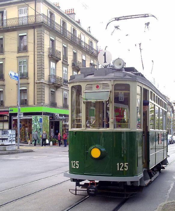 Un tranv�a hist�rico recorre el casco antiguo de la ciudad