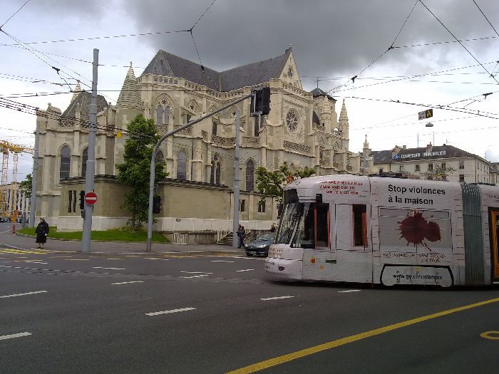 Un tranv�a a su paso por la c�lebre bas�lica de Notre-Dame