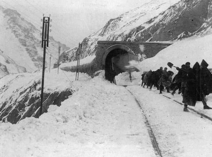 Retirada de nieve en el puerto de Pajares en los a�os cuarenta del siglo pasado.