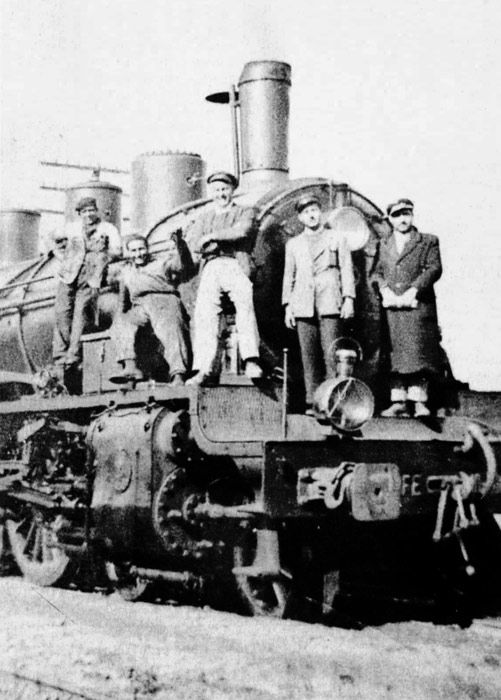 Fotograf�a tomada en 1953 en la estaci�n de Atarfe Santa Fe junto al tren especial IZ 5.