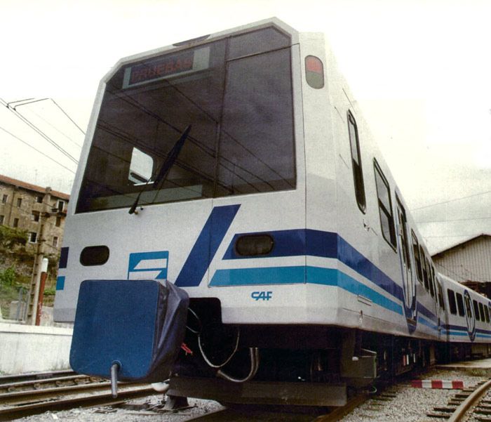 Unidad 300 construida por CAF en 1990 para el servicio San Sebasti�n a Hendaya de Eusko Trenbideak.