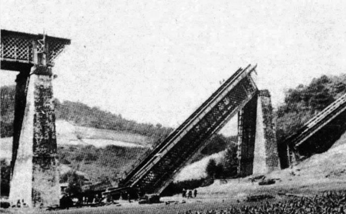 Viaducto de Ormaiztegui, en la l�nea Madrid-Ir�n, volado en septiembre de 1936.
