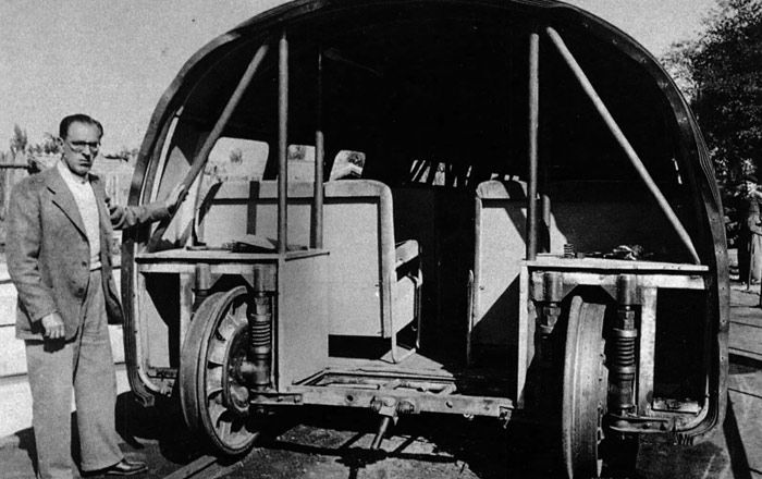 Talgo I, contemplado por su inventor, el ingeniero Alejandro Goicoeehea.