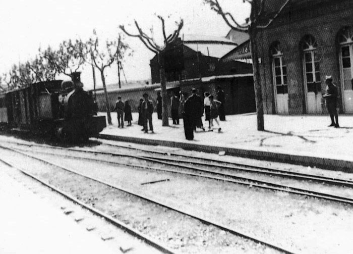 1942 estaci�n de Valencia Jes�s. Un largo tren de tracci�n vapor entraba con coches de dos ejes, junto a un and�n arbolado. 