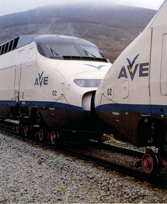 Traslado de la rama n�mero 2 de la serie 100 desde la factor�a francesa de Alstom en Belfort hasta La Sagra en Toledo. El viaje dur� 18 horas, montado el tren sobre bogies especiales, para salvar el problema del diferente ancho.