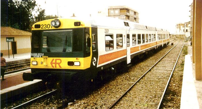 Se pone en servicio a finales de 1992 el automotor  'at�mico' resultado de la remodelaci�n de un 592. 