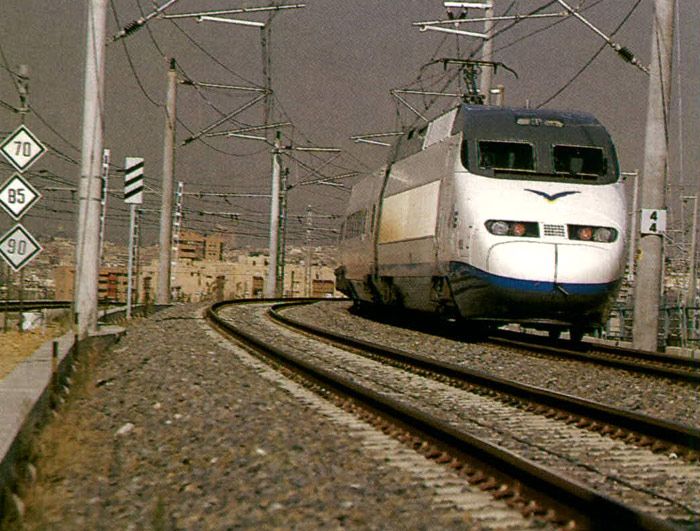 La composici�n n�mero 15 del AVE serie 100 alcanza  los 356,8 km/h, tercera marca mundial de velocidad ferroviaria en 1993.