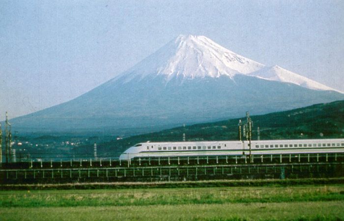 El tren Nazom� ante el volc�n Fujiyama en 1993. La tercera generaci�n de alta velocidad japonesa alcanza la velocidad de 270 km/h.