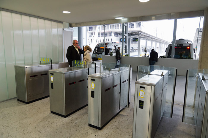 Torniquetes de acceso a la nueva estaci�n provisional. Foto J.A. G�mez