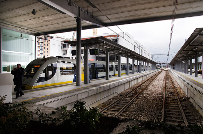 Visrta de dos de las tres v�as m�tricas de la nueva estaci�n. En la tercera v�a el primer tren que entr� en la nueva estaci�n. Foto J.A. G�mez