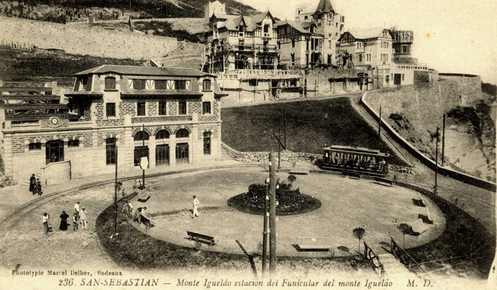 Para facilitar el acceso al monte Igueldo se construy� un ramal de tranv�a para enlazar el centro de la ciudad con la estaci�n inferior de este ferrocarril.