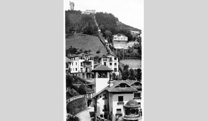 Fotograf�a del funicular de Igueldo tomada en los a�os cuarenta. Se observa la progresiva urbanizaci�n del entorno.