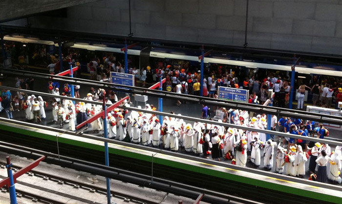 Decenas de monjas de la orden de Teresa de Calcuta en los andenes de Metro de Pr�ncipe P�o