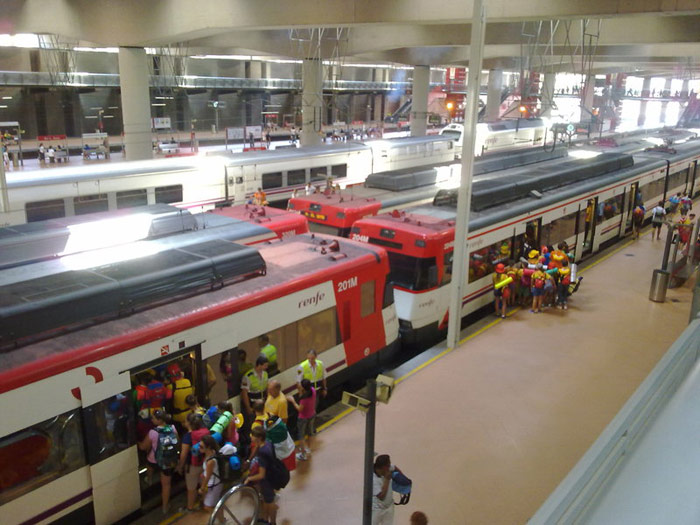 Andenes de la estaci�n de Cercan�as de Atocha en el momento de carga del tren: la dificultad del acceso con mochilas. Foto Javier Carvajal