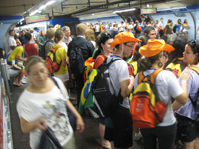 Estaci�n de Metro de Tribunal. Andenes atestados de peregrinos.