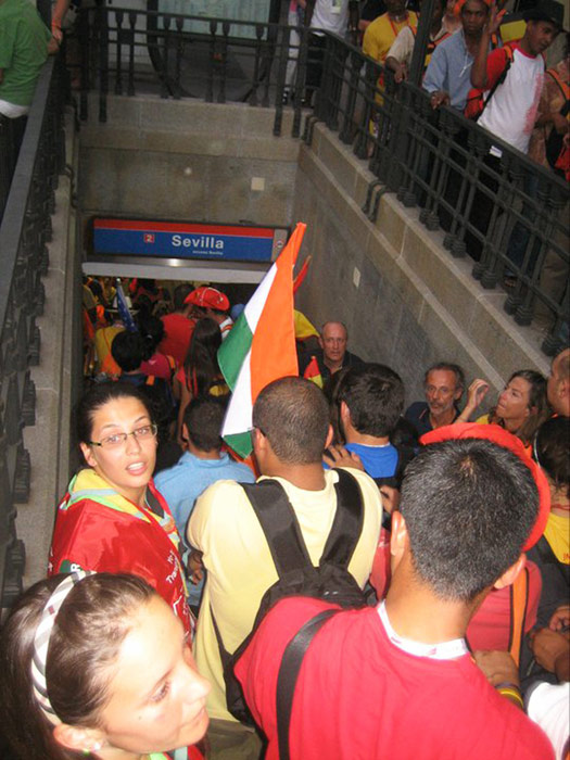 Acceso a la estaci�n de Metro de Sevilla. Cientos de peregrinos esperan en las escaleras poder llegar a los andenes.