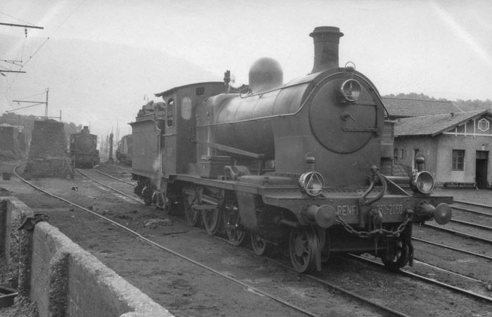 Locomotora 230 de la antigua MZOV, en el que se evidencia el puesto de conducci�n a la derecha. Fotograf�a de Christian Schnabel