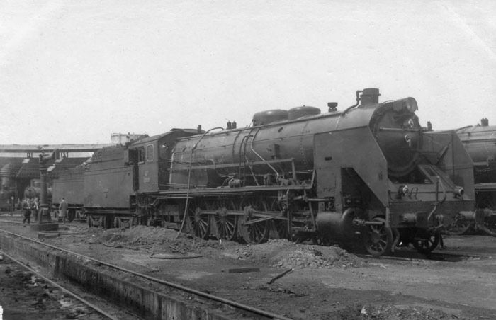 Locomotora de la serie 1700 de MZA, evidentemente, con el puesto de conducci�n a la derecha, tal y como delata la presencia de la gran barra de accionamiento de la distribuci�n. Fotograf�a de Christian Schnabel