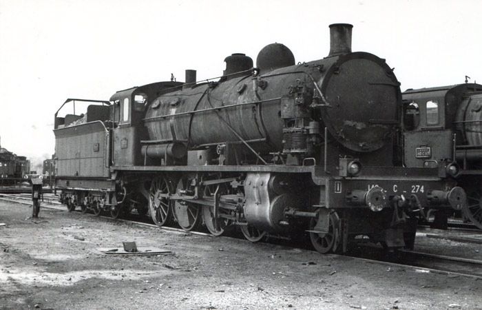 Locomotora de la serie 140C de la SNCF. La ausencia de la barra de accionamiento de la distribuci�n en el costado derecho evidencia que el puesto de conducci�n se encuentra a la izquierda. Fotograf�a de Marcel Le Guay