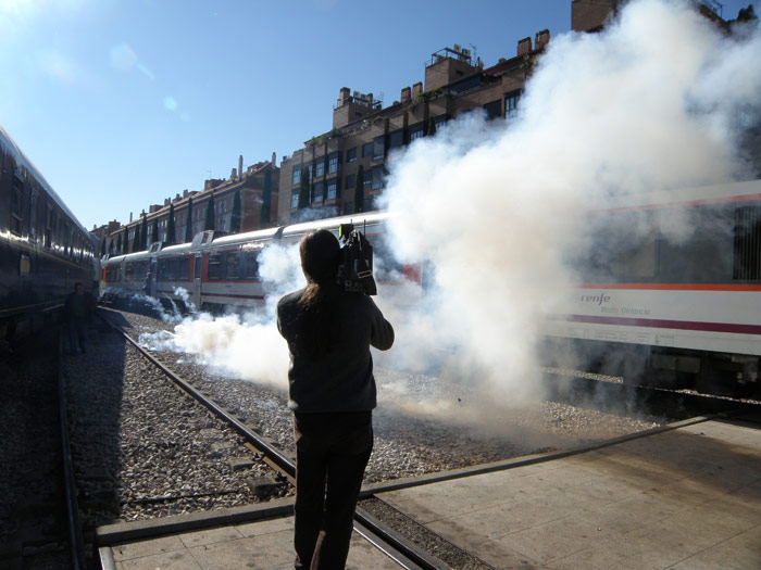 La llegada de los aficionados valencianos al museo en un automotor fue saludada con la habitual pirot�cnia que precede a los valencianos en los festejos