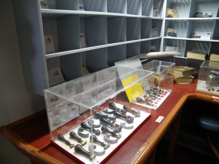 El interior de los furgones postales se hab�a convertido en un museo de los ambulates de correos