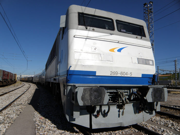 La Gata de los Amigos del Ferrocarril de Madrid en Santa Catalina, tras asumir la traccin del Tren Azul bajo catenaria