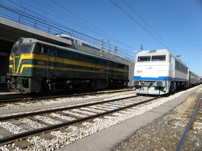 La locomotora diesel del Museo del Ferrocarril se retira hacia Delicias tras haber remolcado el Tren Azul desde el Museo, cediendo la tracci�n del tren a la 269