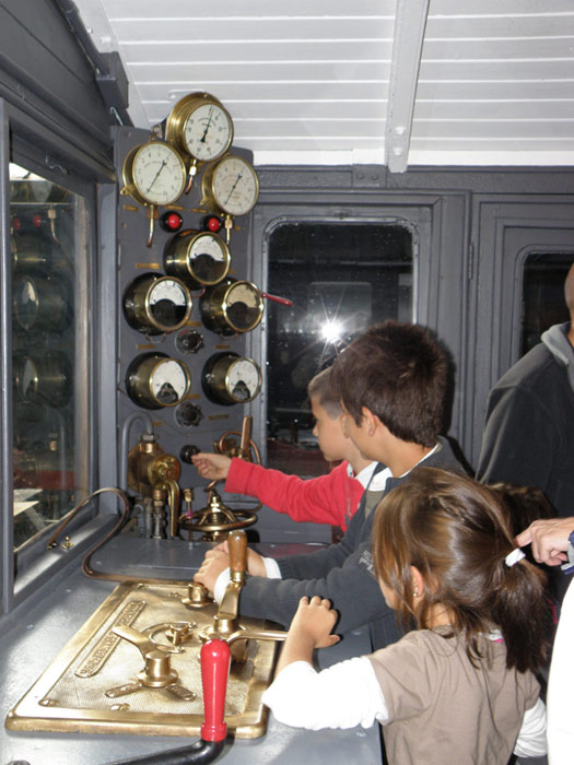 La lomotora 3 de Andaluces, brillantemente restaurada, recibi cientos de personas a bordo durante este dia