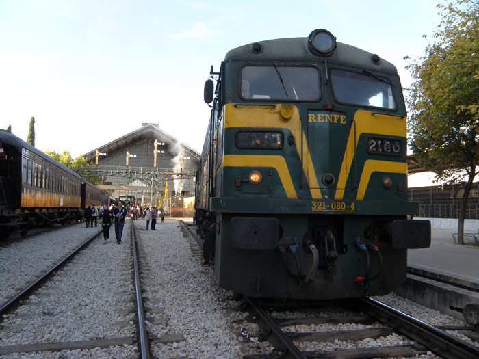La Alco 2180 descansa tras culminar sus labores de apoyo en el tramo sin catenaria al Tren Azul