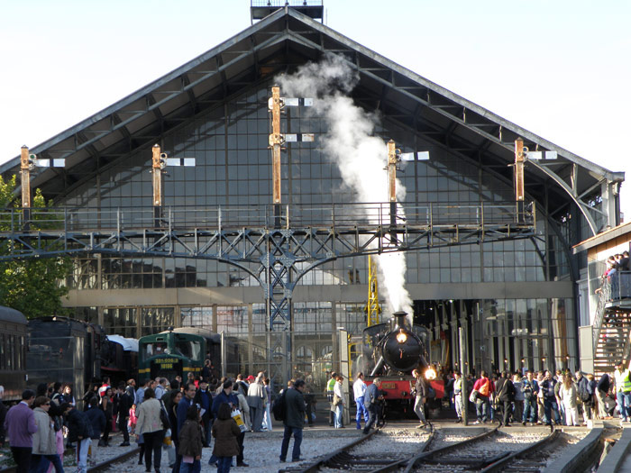 Decenas de aficionados contemplan la locomotora humeando frente al Museo