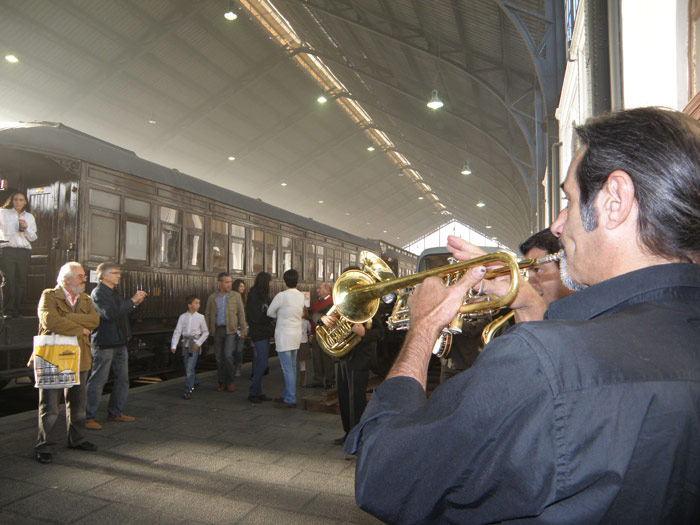 Una Big Band ameniz� los momentos de partida del Tren de la Fresa