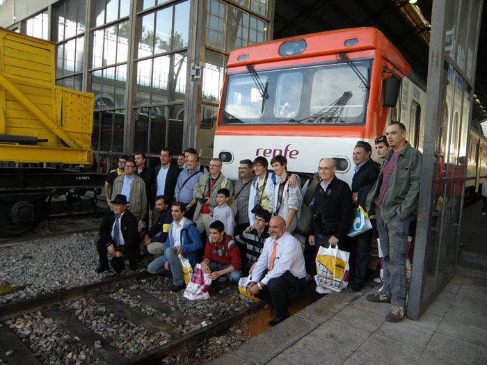 Aficionados de la Asociaci�n Cultural del Ferrocarril Valenciano posan delante del automotor que les llevar�a desde los andenes de Delicias hasta la estaci�n de Valencia-Joaqu�n Sorolla