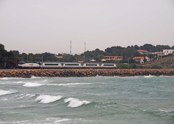 Tren Diurno especial formado por una locomotora y 4 coches "Arco" en la playa de Cubelles (Barcelona). Foto:  Pere Oliv� Garc�a 
