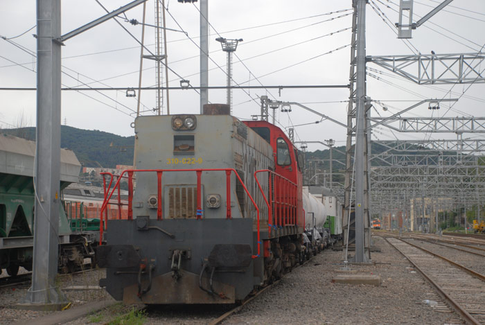 Tren herbicida remolcado por la 310.022 de Adif estacionado en la estaci�n de Montcada bifulcaci�n (Barcelona).  Foto: Marc Llinas