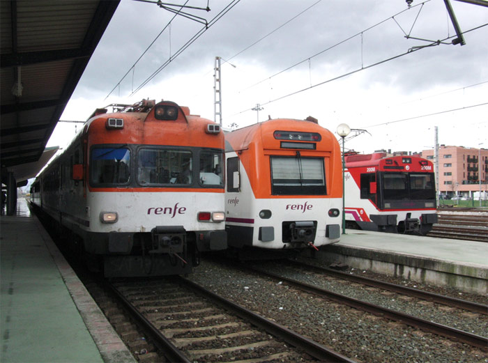 Tres generaciones de electrotrenes en la estaci�n de Pamplona. De izquierda a derecha: 432 Zaragoza-Pamplona-Vitoria, 448 Pamplona-Vitoria y 440 esperando un servicio.Foto: Bernab� Igea Malo. 03/04/10