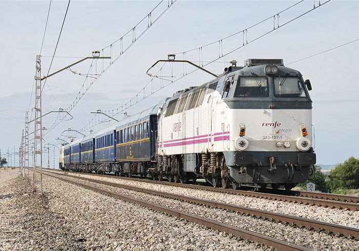 La locomotora 333.107 en cola y en cabeza la 269 remolcando un tren "Charter" con motivo de una boda que habia partido de Aranjuez y retornaba a Delicias. Lugar: Ciempozuelos. Alberto de Juan Fernandez. 09-06-12 