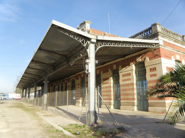 Detalle de la fachada y marquesina, lado v�as, de la estaci�n de Linares-Paseo de Linarejos