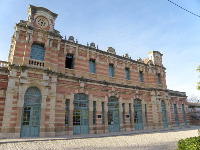 Fachada principal de la estaci�n, lado ciudad, hoy convertida en dependencias municipales. 
