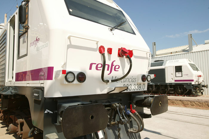 Remolcan los trenes de mayor calidad en l�neas no electrificadas.