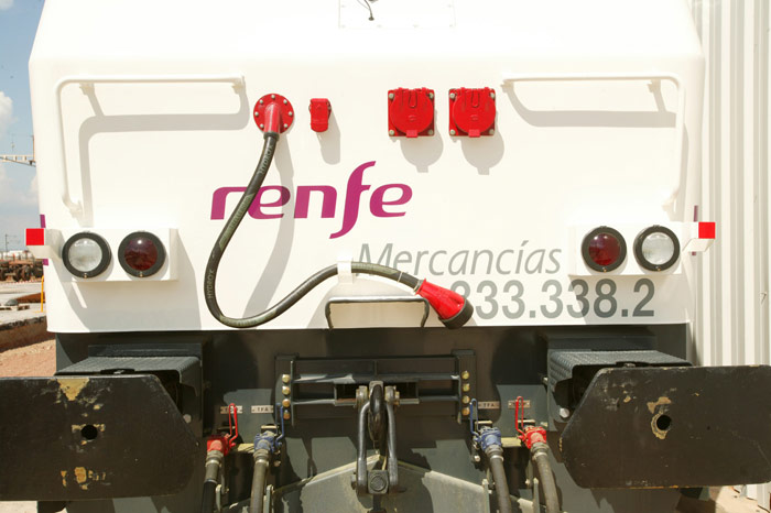 Pueden acoplarse en mando m�ltiple hasta cuatro locomotoras, aunque en Espa�a nunca se ha producido esta circunstancia.